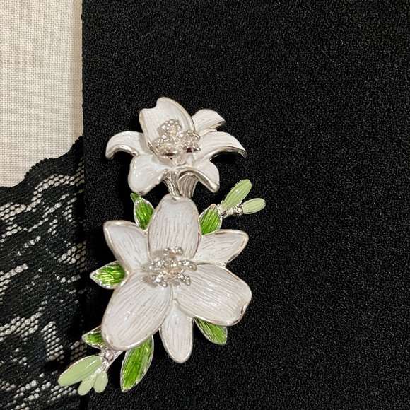 Napier Flower Brooch - Picture 1 of 4